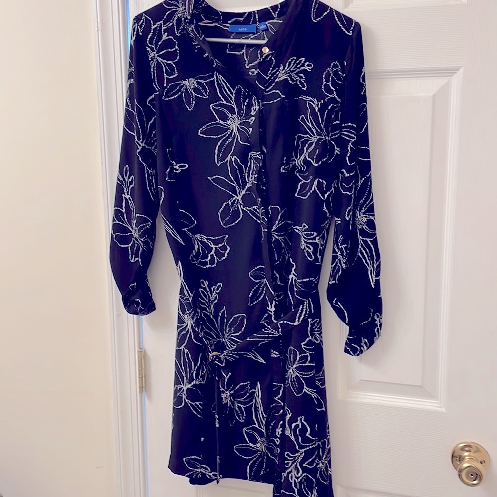 Large dress, pocket in front